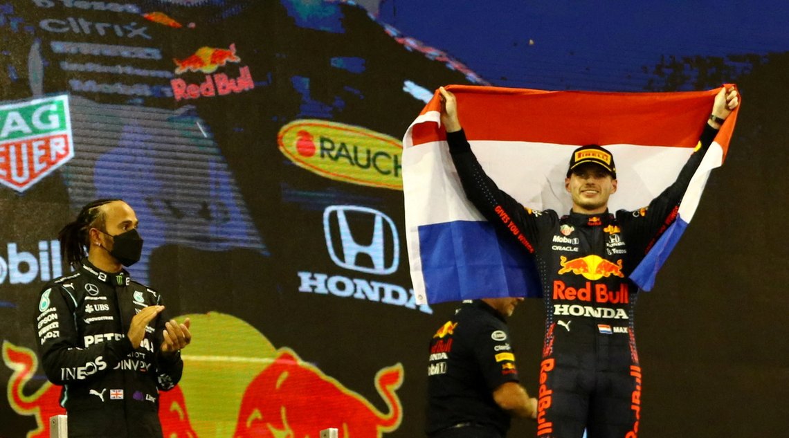 Lewis Hamilton måtte se seg slått på aller siste runde av fjorårets Formel 1-sesong. Max Verstappen tok sin første VM-tittel. Om noen få uker braker det løs igjen. Uten kneling for BLM denne sesongen. Foto: REUTERS/ Ahmed Jadallah/ NTB Lewis Hamilton måtte se seg slått på aller siste runde av fjorårets Formel 1-sesong. Max Verstappen tok sin første VM-tittel. Om noen få uker braker det løs igjen. Uten kneling for BLM denne sesongen. Foto: REUTERS/ Ahmed Jadallah/ NTB