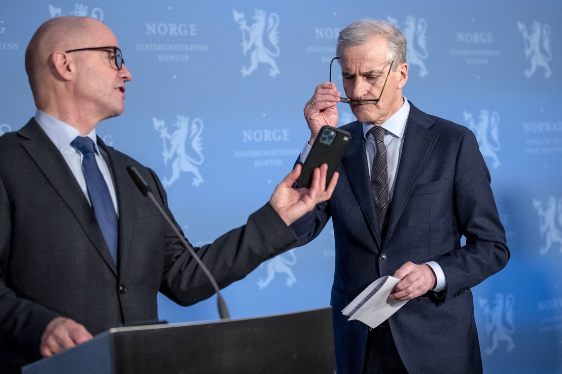 Oslo 20220225.
Fra v. forsvarsminister Odd Roger Enoksen og statsminister Jonas Gahr Støre under pressekonferansen om situasjonen i Ukraina.
Enoksen fikk mot slutten av seansen en melding på sin telefon.
Foto: Javad Parsa / NTB Oslo 20220225.
Fra v. forsvarsminister Odd Roger Enoksen og statsminister Jonas Gahr Støre under pressekonferansen om situasjonen i Ukraina.
Enoksen fikk mot slutten av seansen en melding på sin telefon.
Foto: Javad Parsa / NTB