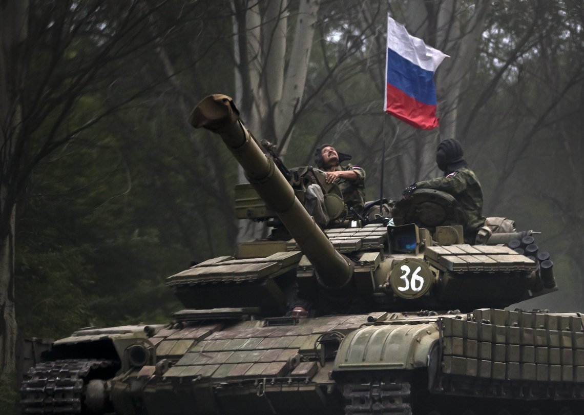 Russiskstøttede separatister på en stridsvogn i utbryterregionen Donetsk i Øst-Ukraina. Stridsvognen er utstyrt med et russisk flagg. Foto: AP / NTB Russiskstøttede separatister på en stridsvogn i utbryterregionen Donetsk i Øst-Ukraina. Stridsvognen er utstyrt med et russisk flagg. Foto: AP / NTB