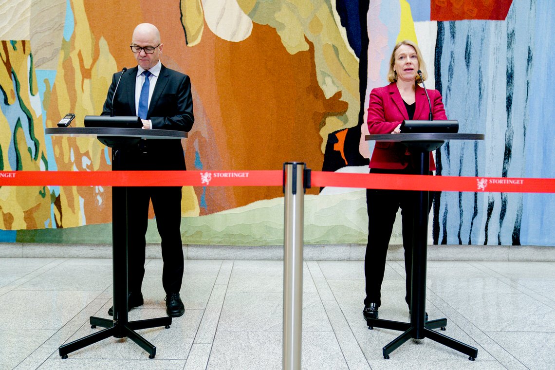 Utenriksminister Anniken Huitfeldt (til høyre) og forsvarsminister Odd-Roger Enoksen møter pressen i vandrehallen i Stortinget. De gir kommentarer i forkant av forsvarsministermøtet i Nato. Begge frykter at en russisk invasjon av Ukraina er nært forestående. Foto: Stian Lysberg Solum / NTB Utenriksminister Anniken Huitfeldt (til høyre) og forsvarsminister Odd-Roger Enoksen møter pressen i vandrehallen i Stortinget. De gir kommentarer i forkant av forsvarsministermøtet i Nato. Begge frykter at en russisk invasjon av Ukraina er nært forestående. Foto: Stian Lysberg Solum / NTB