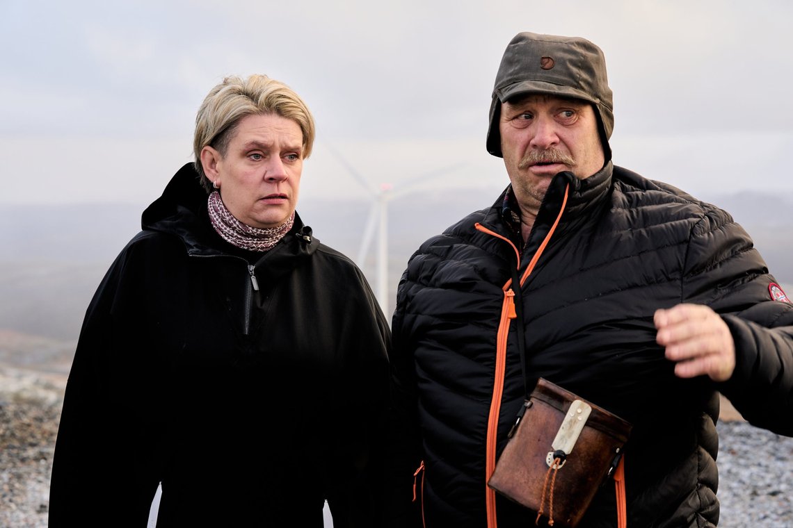 Roan 20211112.
Olje- og energiminister Marte Mjøs Persen sammen med Terje Hagen, reineier og leder av nordgruppen, under besøk på Fosen fredag formiddag. Her møter hun de to driftsgruppene i Fosen reinbeitedistrikt og besøker vindkraftparkene på Storheia og Roan. Her fra Roan vindpark.
Foto: Ole Martin Wold / NTB Roan 20211112.
Olje- og energiminister Marte Mjøs Persen sammen med Terje Hagen, reineier og leder av nordgruppen, under besøk på Fosen fredag formiddag. Her møter hun de to driftsgruppene i Fosen reinbeitedistrikt og besøker vindkraftparkene på Storheia og Roan. Her fra Roan vindpark.
Foto: Ole Martin Wold / NTB