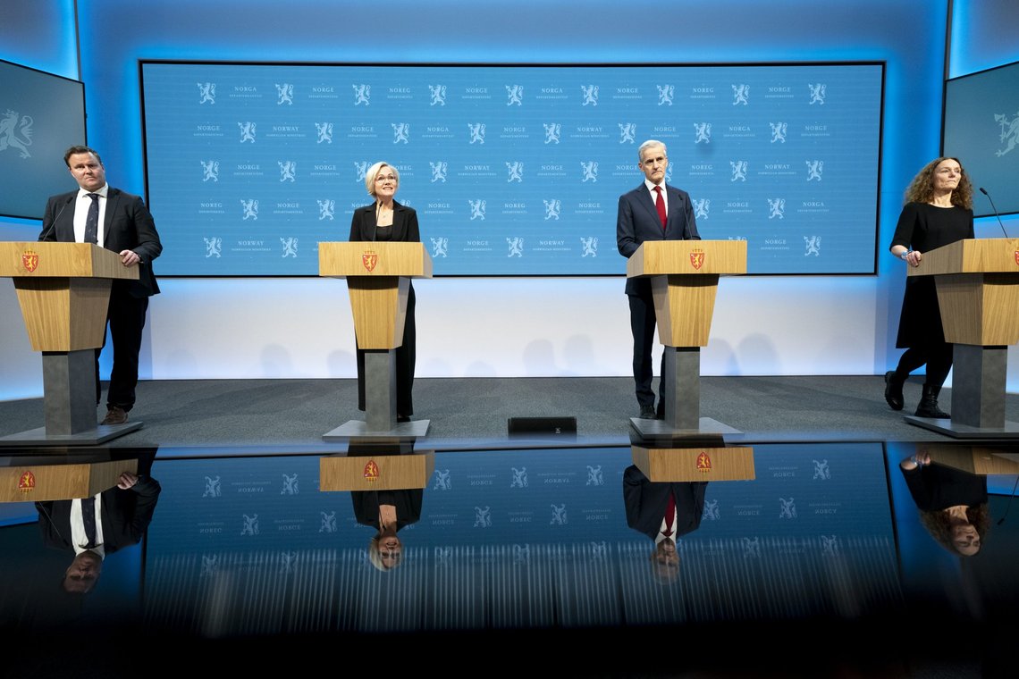 Tirsdag kveld er det klart for ny koronapressekonferanse hvor regjeringen kommer med nye lettelser. Her fra en tidligere pressekonferanse. Fra venstre: assisterende helsedirektør Espen Rostrup Nakstad, helse- og omsorgsminister Ingvild Kjerkol (Ap), statsminister Jonas Gahr Støre (Ap) og FHI-direktør Camilla Stoltenberg. Foto: Torstein Bøe / NTB Tirsdag kveld er det klart for ny koronapressekonferanse hvor regjeringen kommer med nye lettelser. Her fra en tidligere pressekonferanse. Fra venstre: assisterende helsedirektør Espen Rostrup Nakstad, helse- og omsorgsminister Ingvild Kjerkol (Ap), statsminister Jonas Gahr Støre (Ap) og FHI-direktør Camilla Stoltenberg. Foto: Torstein Bøe / NTB