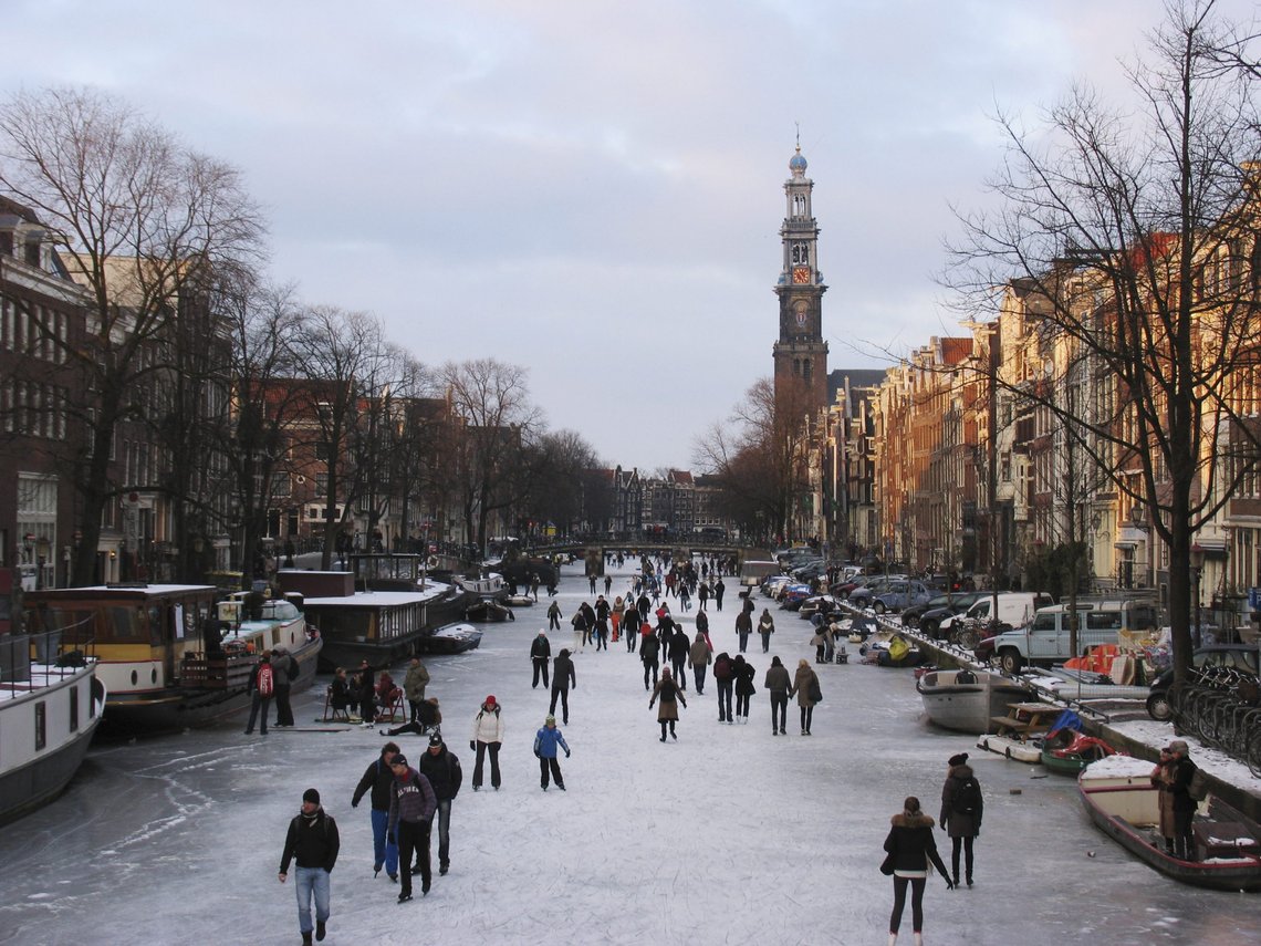 Et bilde fra Amsterdam. FILE - In this Feb. 8, 2012, file photo ,people skate on the frozen Prinsengracht canal in Amsterdam. In Amsterdam, when the city's famous canals freeze over, it gives residents a rare opportunity to skate lined by waterfront houses. There is nothing more mythical in Dutch sports than an age-old 11-city race skating across lakes and canals in bone-numbing cold from dawn to dusk. No wonder the Netherlands is the greatest speedskating nation in the world. And with Sven Kramer and Ireen Wust leading the way on big oval in Sochi they are bent on proving it again. (AP Photo/Margriet Faber/NTB Et bilde fra Amsterdam. FILE - In this Feb. 8, 2012, file photo ,people skate on the frozen Prinsengracht canal in Amsterdam. In Amsterdam, when the city's famous canals freeze over, it gives residents a rare opportunity to skate lined by waterfront houses. There is nothing more mythical in Dutch sports than an age-old 11-city race skating across lakes and canals in bone-numbing cold from dawn to dusk. No wonder the Netherlands is the greatest speedskating nation in the world. And with Sven Kramer and Ireen Wust leading the way on big oval in Sochi they are bent on proving it again. (AP Photo/Margriet Faber/NTB