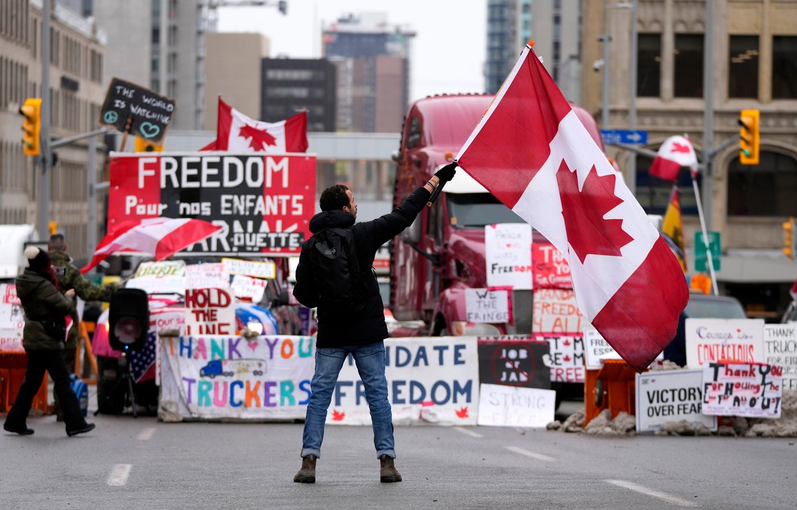 Fra demonstrasjonene i Ottawa, som nå er i gang med sin fjerde uke. Foto: Justin Tang/The Canadian Press/ AP/ NTB Fra demonstrasjonene i Ottawa, som nå er i gang med sin fjerde uke. Foto: Justin Tang/The Canadian Press/ AP/ NTB