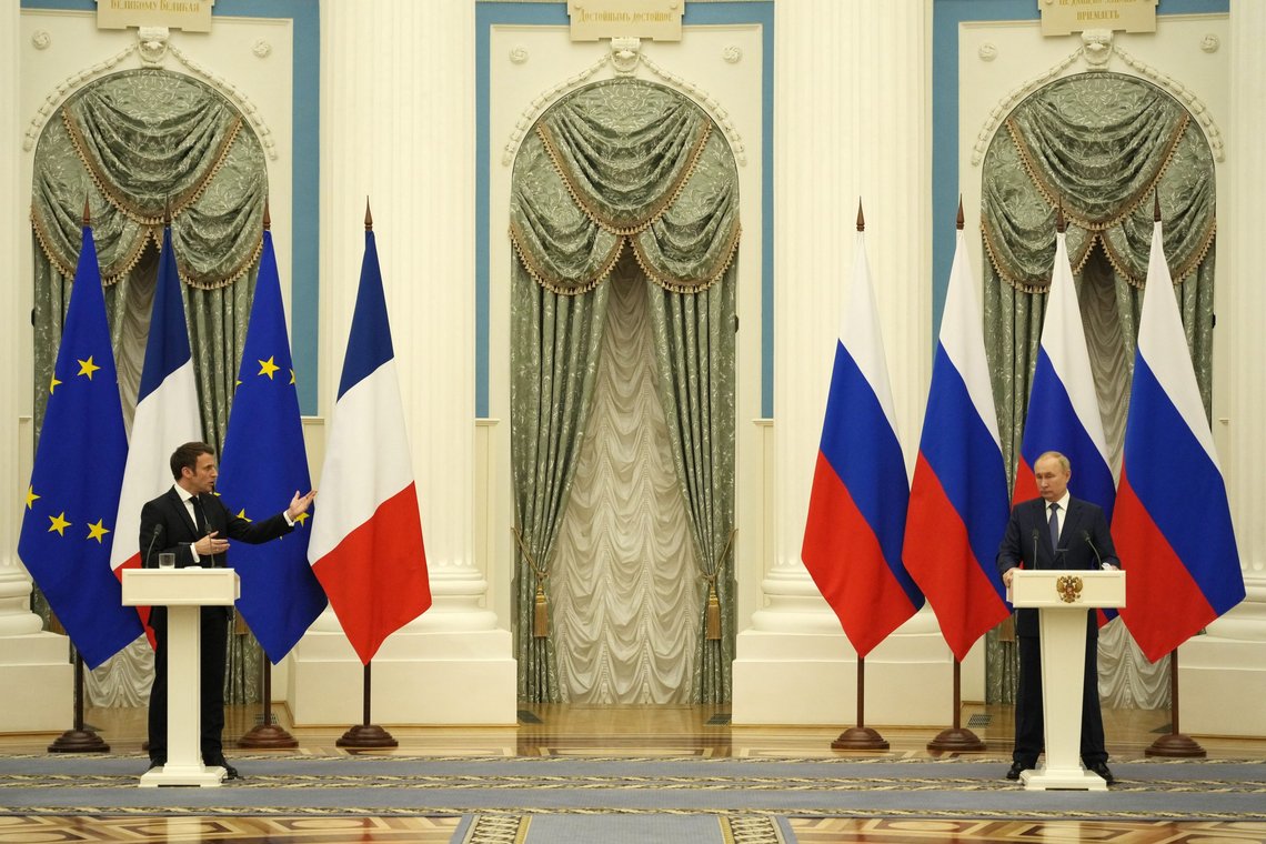 Frankrikes president Emmanuel Macron og Russlands president Vladimir Putin møtte pressen etter det nesten fem timer lange møtet mandag kveld. Foto: Thibault Camus / AP / NTB Frankrikes president Emmanuel Macron og Russlands president Vladimir Putin møtte pressen etter det nesten fem timer lange møtet mandag kveld. Foto: Thibault Camus / AP / NTB