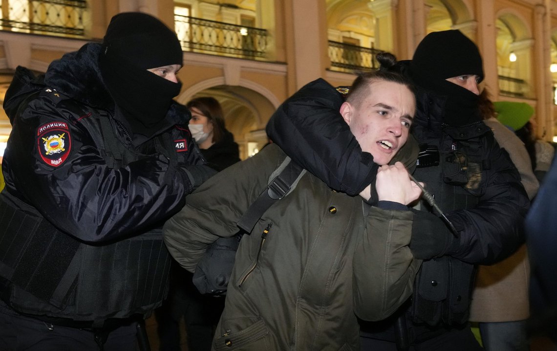 Flere titalls personer er pågrepet i russiske demonstrasjoner mot Ukraina-krigen i St. Petersburg. Det er også demonstrasjoner i andre russiske byer. Foto: Dimitrij Lovetskij / AP / NTB Flere titalls personer er pågrepet i russiske demonstrasjoner mot Ukraina-krigen i St. Petersburg. Det er også demonstrasjoner i andre russiske byer. Foto: Dimitrij Lovetskij / AP / NTB