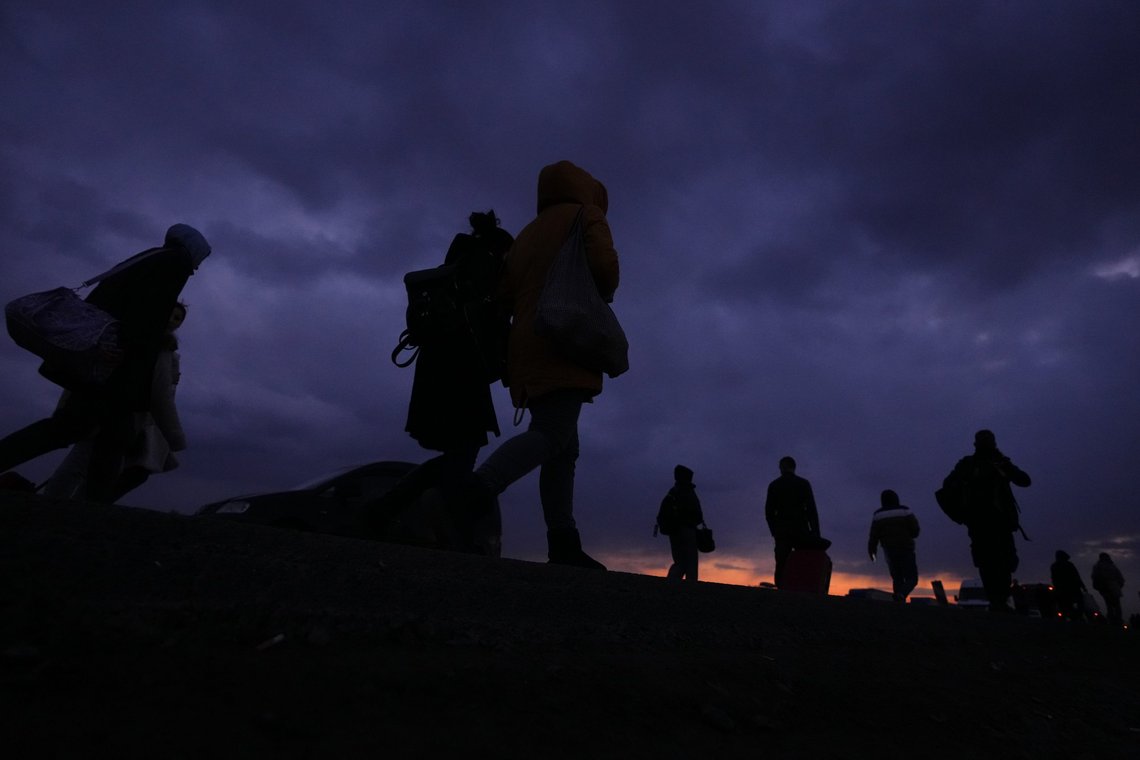 Krig skaper flyktninger. Her sees folk på flukt fra krigen i Ukraina ved Przemysl, Polen, natt til søndag. Foto: Petr David Josek / AP / NTB Krig skaper flyktninger. Her sees folk på flukt fra krigen i Ukraina ved Przemysl, Polen, natt til søndag. Foto: Petr David Josek / AP / NTB