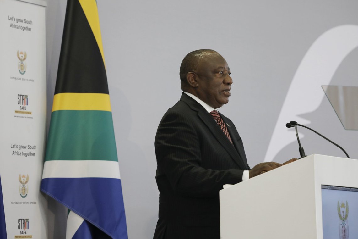 Sør-Afrikas president Cyril Ramaphosa og hans regjering har valgt å avvikle de fleste koronarestriksjoner. Foto: Gianluigi Guercia/Pool Photo via AP/NTB Sør-Afrikas president Cyril Ramaphosa og hans regjering har valgt å avvikle de fleste koronarestriksjoner. Foto: Gianluigi Guercia/Pool Photo via AP/NTB