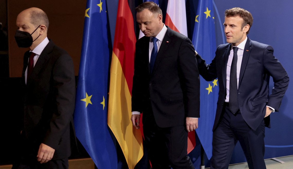 Tysklands statsminister Olaf Scholz, Polens president Andrzej Duda og Frankrikes president Emmanuel Macron på vei ut fra pressekonferansen etter møtet i Berlin. Foto: Hannibal Hanschke / pool via AP / NTB Tysklands statsminister Olaf Scholz, Polens president Andrzej Duda og Frankrikes president Emmanuel Macron på vei ut fra pressekonferansen etter møtet i Berlin. Foto: Hannibal Hanschke / pool via AP / NTB