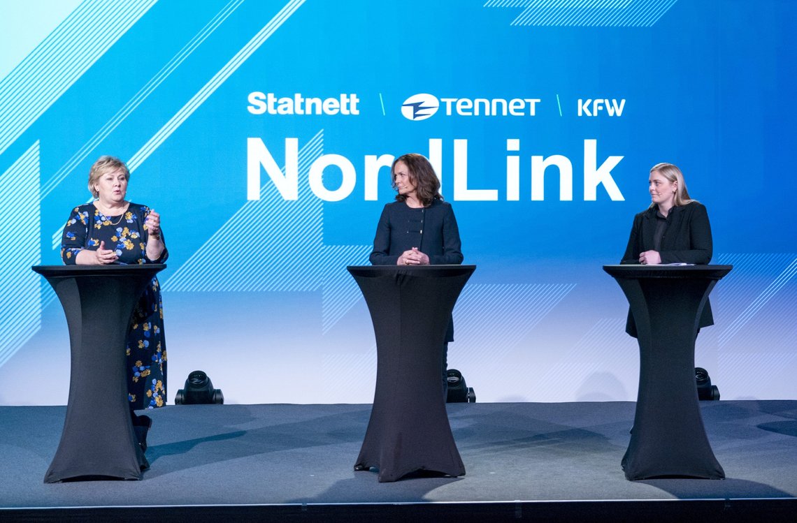 Statsminister Erna Solberg, Hilde Tonne, konsernsjef i Statnett og Tina Bru, Olje- og energiminister under åpningen av den første strømforbindelsen mellom Norge og Tyskland i mai i fjor. Kabelen har nesten bare blitt brukt til eksport av norsk kraft. Foto: Gorm Kallestad / NTB Statsminister Erna Solberg, Hilde Tonne, konsernsjef i Statnett og Tina Bru, Olje- og energiminister under åpningen av den første strømforbindelsen mellom Norge og Tyskland i mai i fjor. Kabelen har nesten bare blitt brukt til eksport av norsk kraft. Foto: Gorm Kallestad / NTB