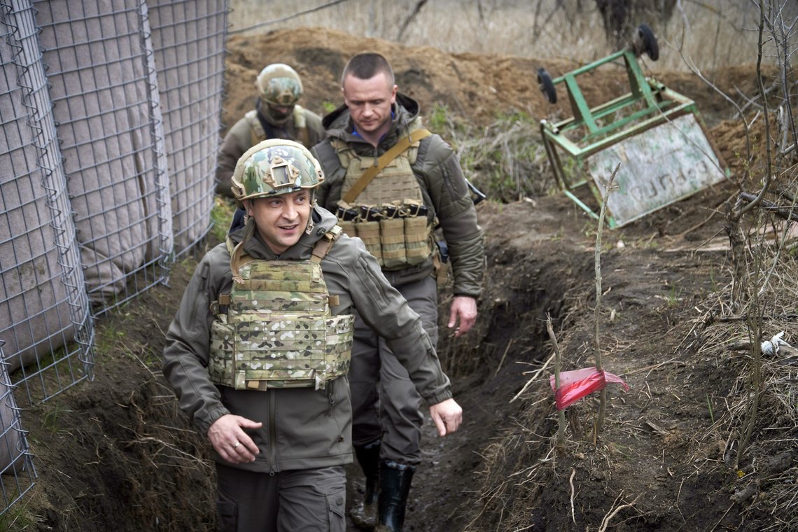 Ukrainas president Volodymyr Zelenskyj på besøk øst i Ukraina 9. april i fjor. Arkivfoto: Ukrainas presidentkontor / AP / NTB Ukrainas president Volodymyr Zelenskyj på besøk øst i Ukraina 9. april i fjor. Arkivfoto: Ukrainas presidentkontor / AP / NTB