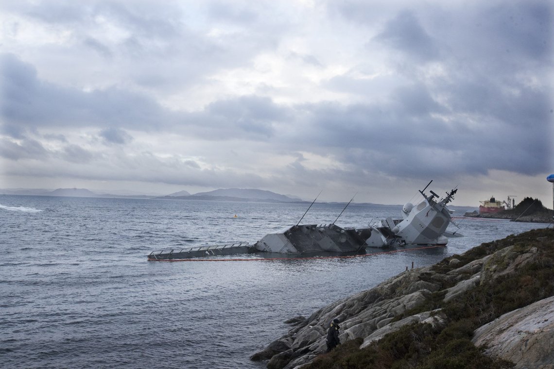 Helge Ingstad og tankskipet Sola TS kolliderte i skjærgården i Øygarden natt til 8. november i 2018. Foto: Terje Pedersen / NTB. Helge Ingstad og tankskipet Sola TS kolliderte i skjærgården i Øygarden natt til 8. november i 2018. Foto: Terje Pedersen / NTB.