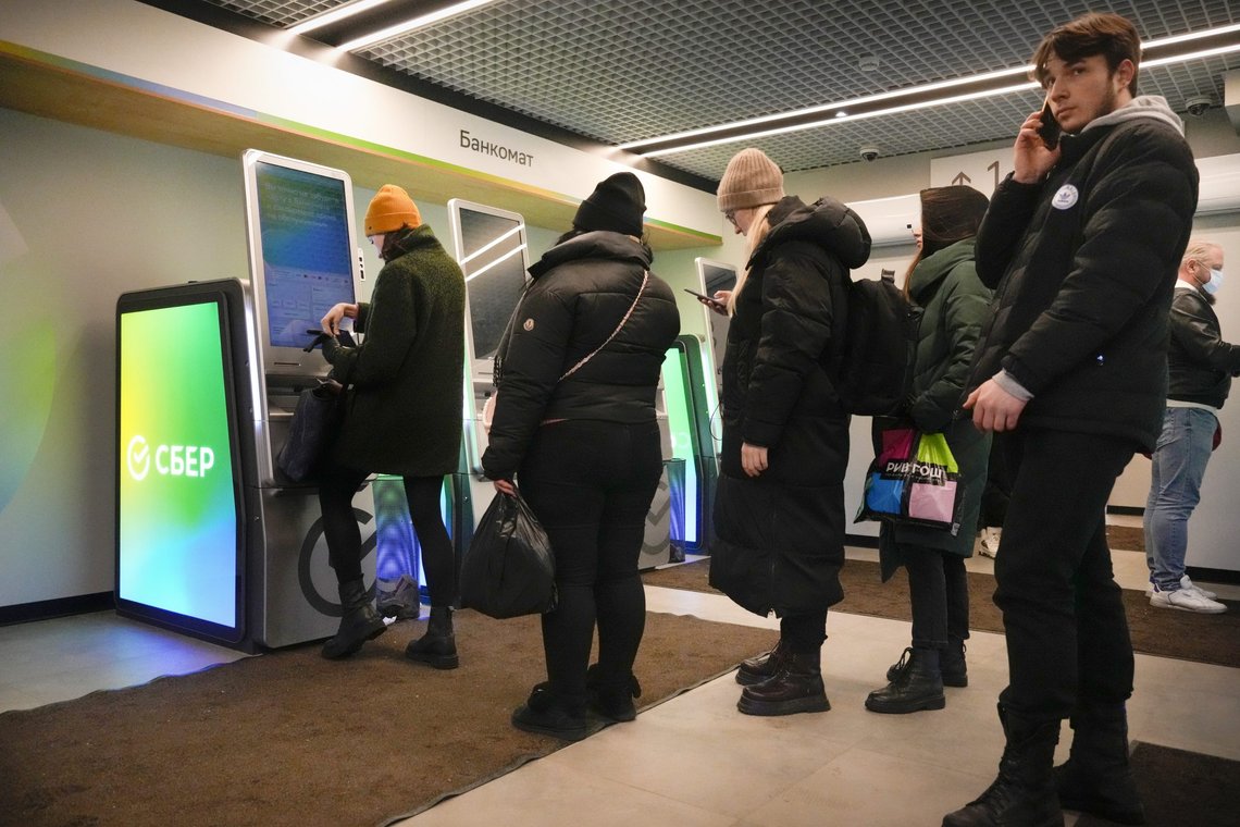 I St. Petersburg sto folk i kø for å ta ut penger fra en minibank fredag. Verdien på russiske rubler faller mandag. Foto: Dmitri Lovetsky / AP / NTB I St. Petersburg sto folk i kø for å ta ut penger fra en minibank fredag. Verdien på russiske rubler faller mandag. Foto: Dmitri Lovetsky / AP / NTB