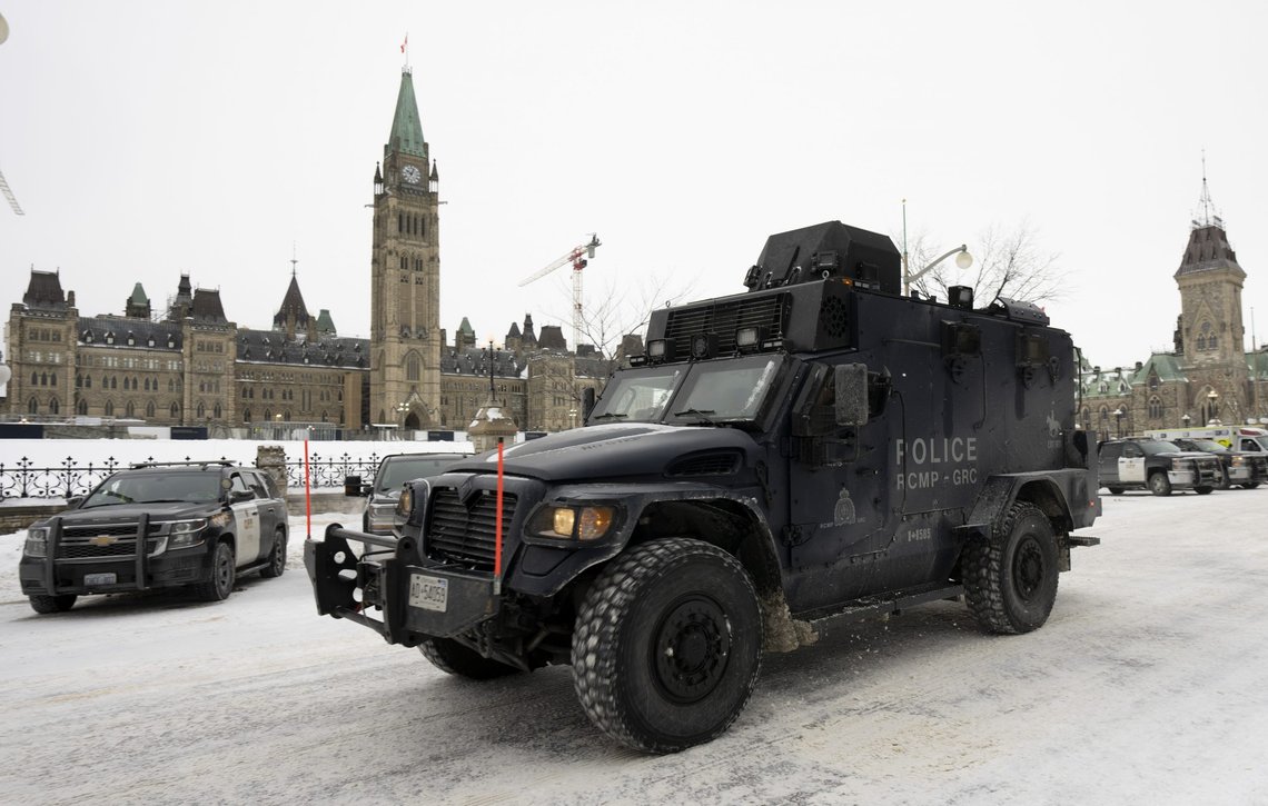 Et symbolsk bilde på det nye Vesten. An RCMP tactical vehicle drives past the Parliament buildings, Sunday, Feb. 20, 2022 in Ottawa. (Adrian Wyld/The Canadian Press via AP) Et symbolsk bilde på det nye Vesten. An RCMP tactical vehicle drives past the Parliament buildings, Sunday, Feb. 20, 2022 in Ottawa. (Adrian Wyld/The Canadian Press via AP)