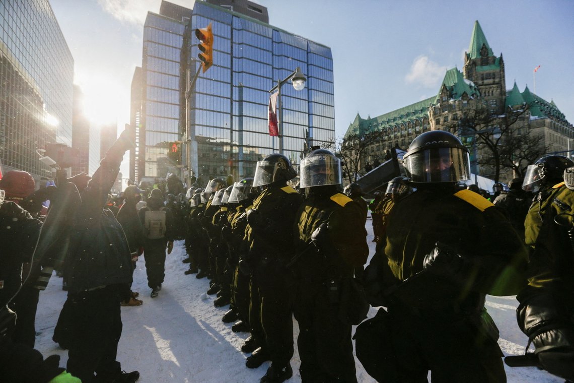 Politiet tilhører arbeiderklassen. Men i Ottawa virker det som de har valgt maktens side. Woke motdemonstranter fra venstresiden er allierte med politiet de ønsker å avfinansiere. Foto: REUTERS/ Carlos Osorio/ NTB Politiet tilhører arbeiderklassen. Men i Ottawa virker det som de har valgt maktens side. Woke motdemonstranter fra venstresiden er allierte med politiet de ønsker å avfinansiere. Foto: REUTERS/ Carlos Osorio/ NTB