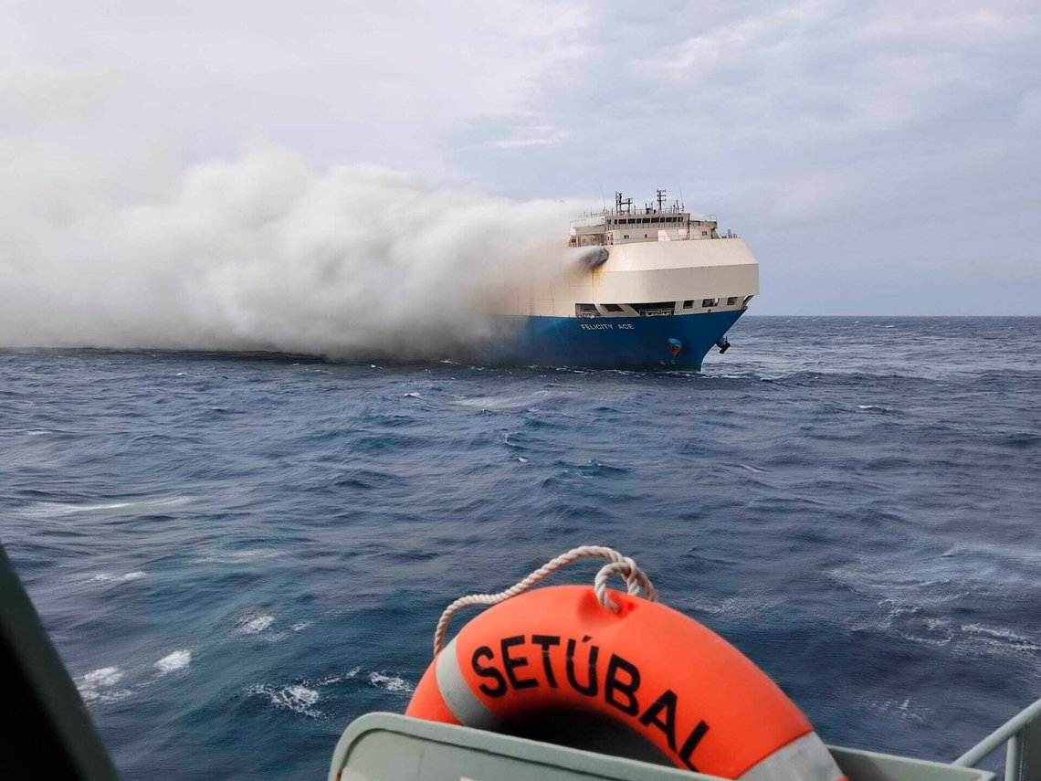 - Det er batteripakkene som holder brannen vedlike i bilskipet Felicity Ace, sier havnesjefen på Azorene. Mannskapet er reddet med helikopter til Faial rundt 170 kilometer unna. Marinha Portuguesa / NTB / AP - Det er batteripakkene som holder brannen vedlike i bilskipet Felicity Ace, sier havnesjefen på Azorene. Mannskapet er reddet med helikopter til Faial rundt 170 kilometer unna. Marinha Portuguesa / NTB / AP