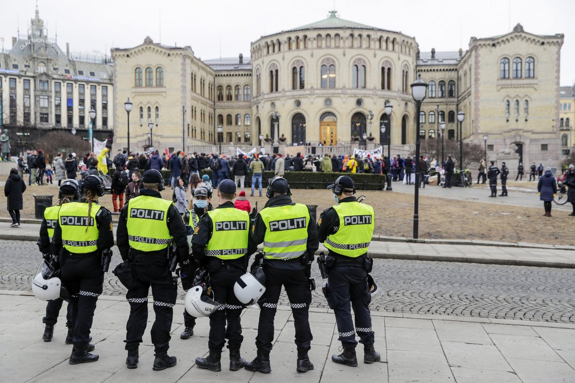 Politiet observerer en gruppe med demonstranter som har en markering mot koronatiltak på Eidsvolls plass utenfor Stortinget.
Foto: Berit Roald / NTB Politiet observerer en gruppe med demonstranter som har en markering mot koronatiltak på Eidsvolls plass utenfor Stortinget.
Foto: Berit Roald / NTB