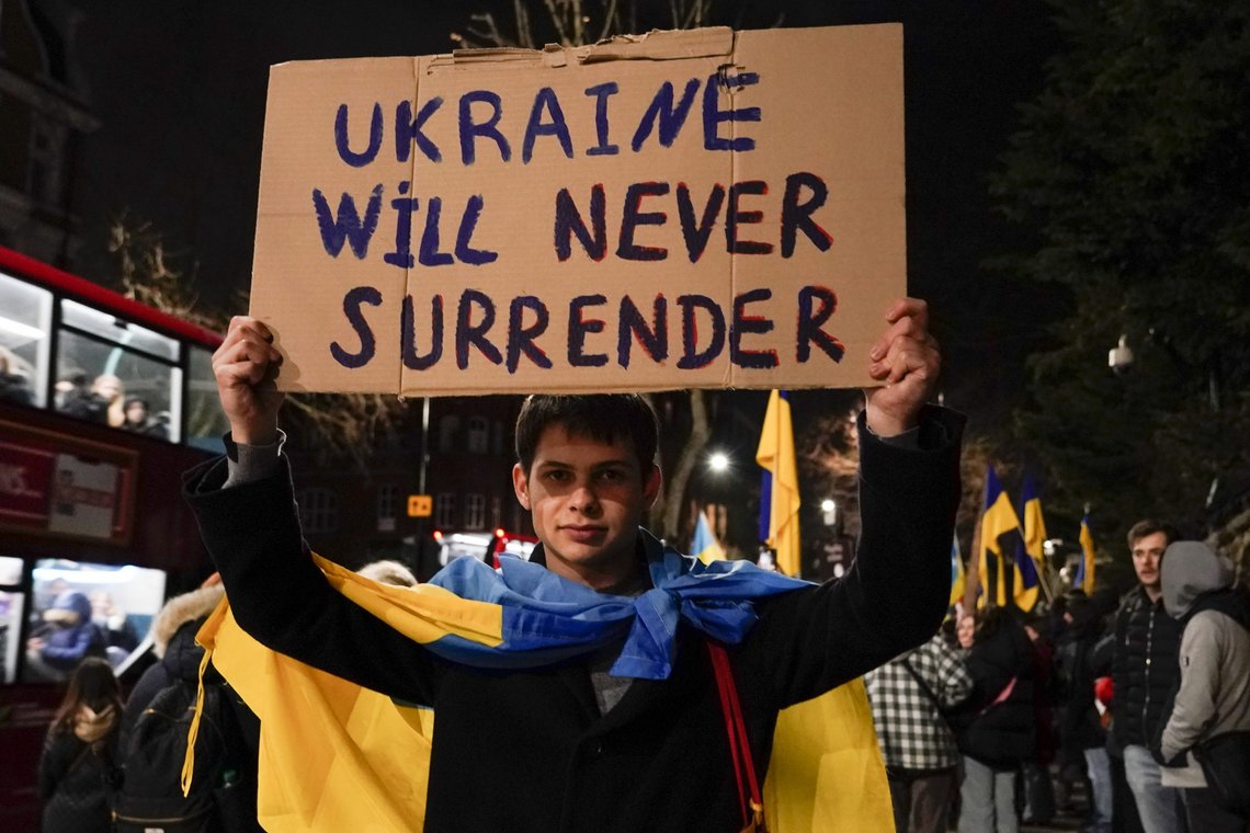 Onsdag kveld var det demonstrasjoner utenfor mange russiske ambassader, som her i London. Torsdag morgen lød flyalarmen i sentrum av Kyiv etter at det tidligere var hørt eksplosjoner i byen. Foto: Alberto Pezzali / AP / NTB Onsdag kveld var det demonstrasjoner utenfor mange russiske ambassader, som her i London. Torsdag morgen lød flyalarmen i sentrum av Kyiv etter at det tidligere var hørt eksplosjoner i byen. Foto: Alberto Pezzali / AP / NTB