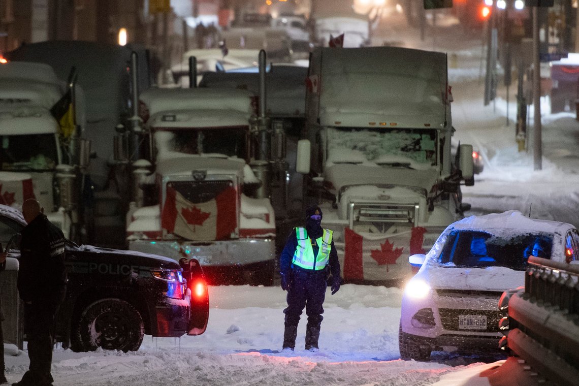 Canadisk politi er klar til å rydde unna lastebildemonstrantene som har okkupert sentrum av Ottawa i tre uker. Foto: Justin Tang / The Canadian Press via AP / NTB Canadisk politi er klar til å rydde unna lastebildemonstrantene som har okkupert sentrum av Ottawa i tre uker. Foto: Justin Tang / The Canadian Press via AP / NTB