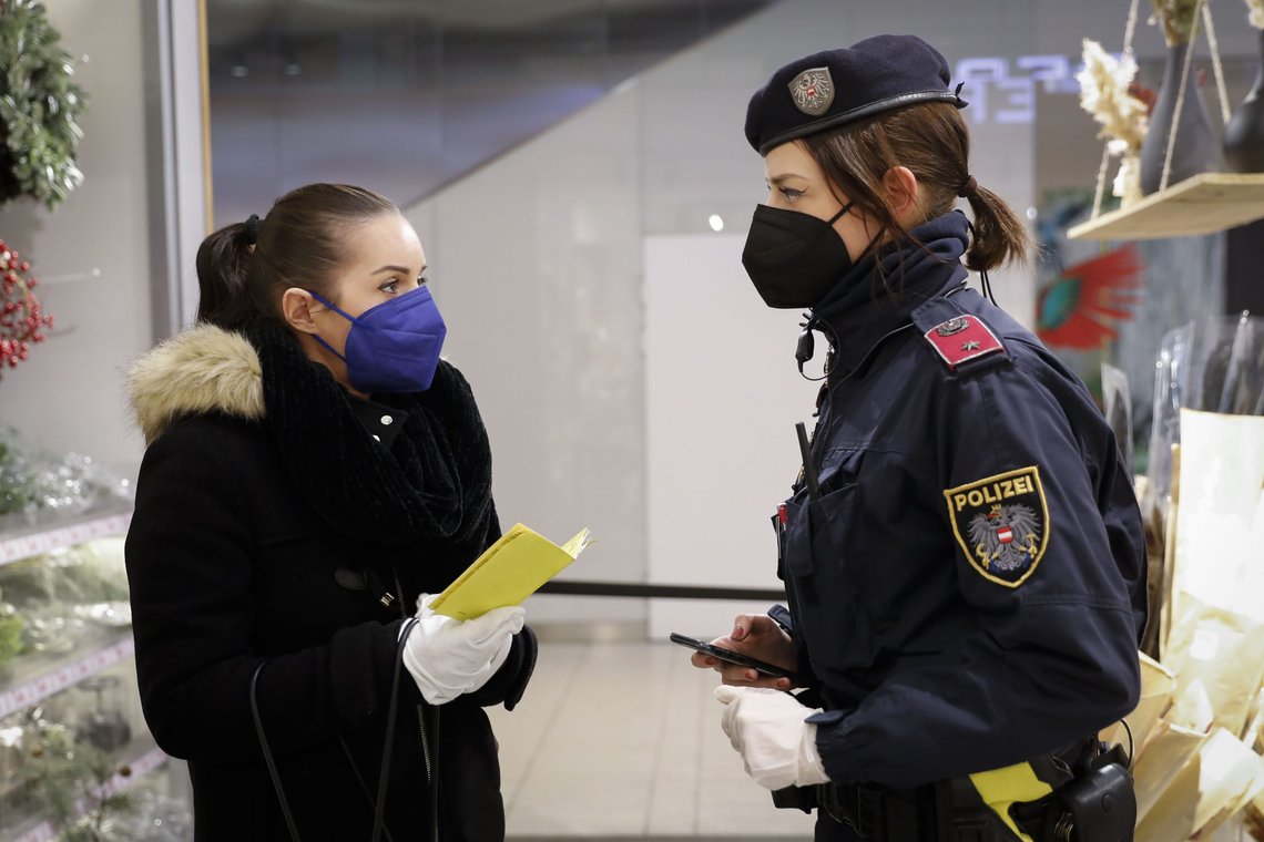 En politikvinne sjekker vaksinesertifikatet til en kunde på et kjøpesenter i Wien. Foto: Lisa Leutner / AP / NTB En politikvinne sjekker vaksinesertifikatet til en kunde på et kjøpesenter i Wien. Foto: Lisa Leutner / AP / NTB