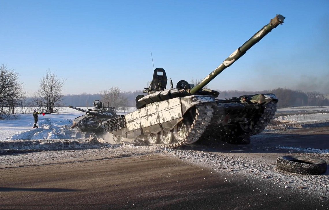 En russisk tanks på vei tilbake til sin permanente base etter militærøvelse i Russland. Russland har angivelig begynt å flytte soldater lenger unna Ukraina, som gir grunn til forsiktig optimisme, ifølge Nato. Foto / AP / NTB En russisk tanks på vei tilbake til sin permanente base etter militærøvelse i Russland. Russland har angivelig begynt å flytte soldater lenger unna Ukraina, som gir grunn til forsiktig optimisme, ifølge Nato. Foto / AP / NTB