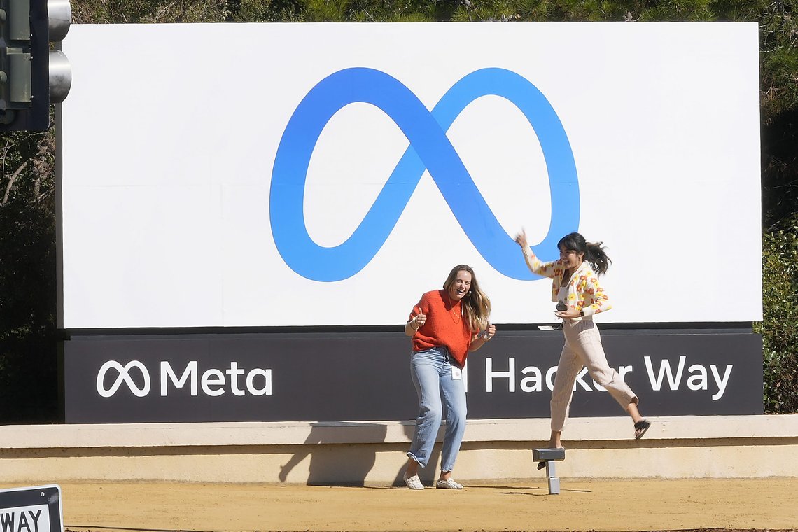 Facebooks kryptovalutaprosjekt er blitt solgt til investorer. Bildet viser Facebook-ansatte foran moderselskapet Metas hovedkvarter. Foto: Tony Avelar / AP / NTB Facebooks kryptovalutaprosjekt er blitt solgt til investorer. Bildet viser Facebook-ansatte foran moderselskapet Metas hovedkvarter. Foto: Tony Avelar / AP / NTB