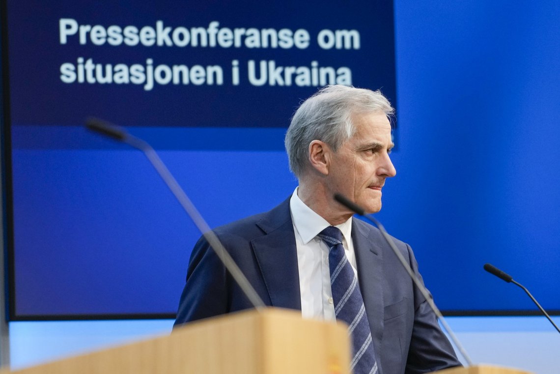 Statsminister Jonas Gahr Støre (Ap) på pressekonferansen om situasjonen i Ukraina. Til stede var også utenriksminister Anniken Huitfeldt (Ap) og forsvarsminister Odd Roger Enoksen (Sp). Foto: Heiko Junge / NTB Statsminister Jonas Gahr Støre (Ap) på pressekonferansen om situasjonen i Ukraina. Til stede var også utenriksminister Anniken Huitfeldt (Ap) og forsvarsminister Odd Roger Enoksen (Sp). Foto: Heiko Junge / NTB