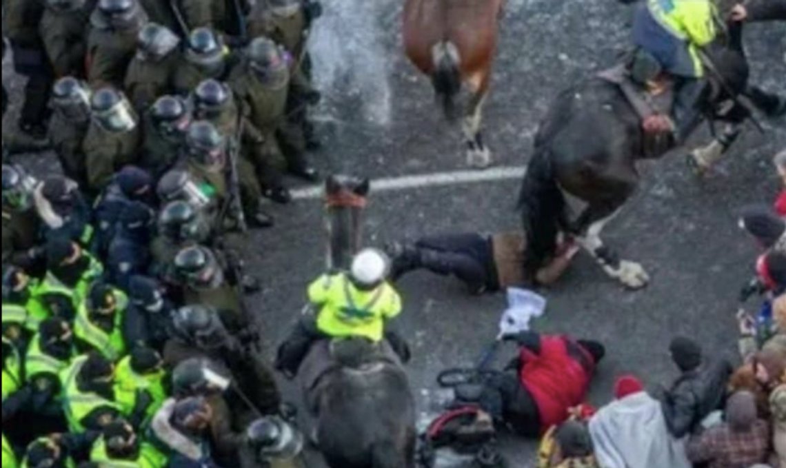 Politiet tramper ned demonstranter for andre ganger i den mange timer lange konfrontasjonen med demonstranter i Ottawa fredag. Foto: Stillbilde fra Twitter Politiet tramper ned demonstranter for andre ganger i den mange timer lange konfrontasjonen med demonstranter i Ottawa fredag. Foto: Stillbilde fra Twitter
