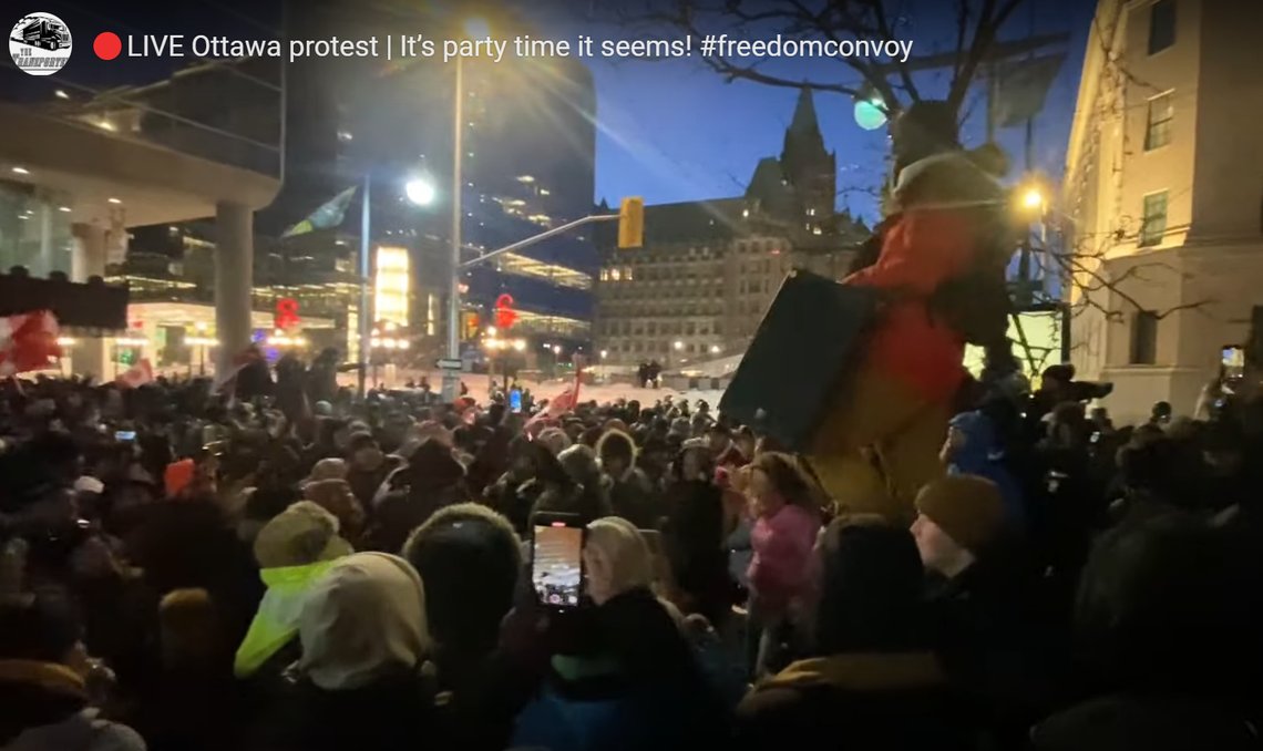 Full fest i Ottawa sentrum. Politiet står i en vanskelig situasjon. Skjermdump YouTubeHvordan skal man tiltale egne borgere som bare danser og lytter til musikk? Full fest i Ottawa sentrum. Politiet står i en vanskelig situasjon. Skjermdump YouTubeHvordan skal man tiltale egne borgere som bare danser og lytter til musikk?