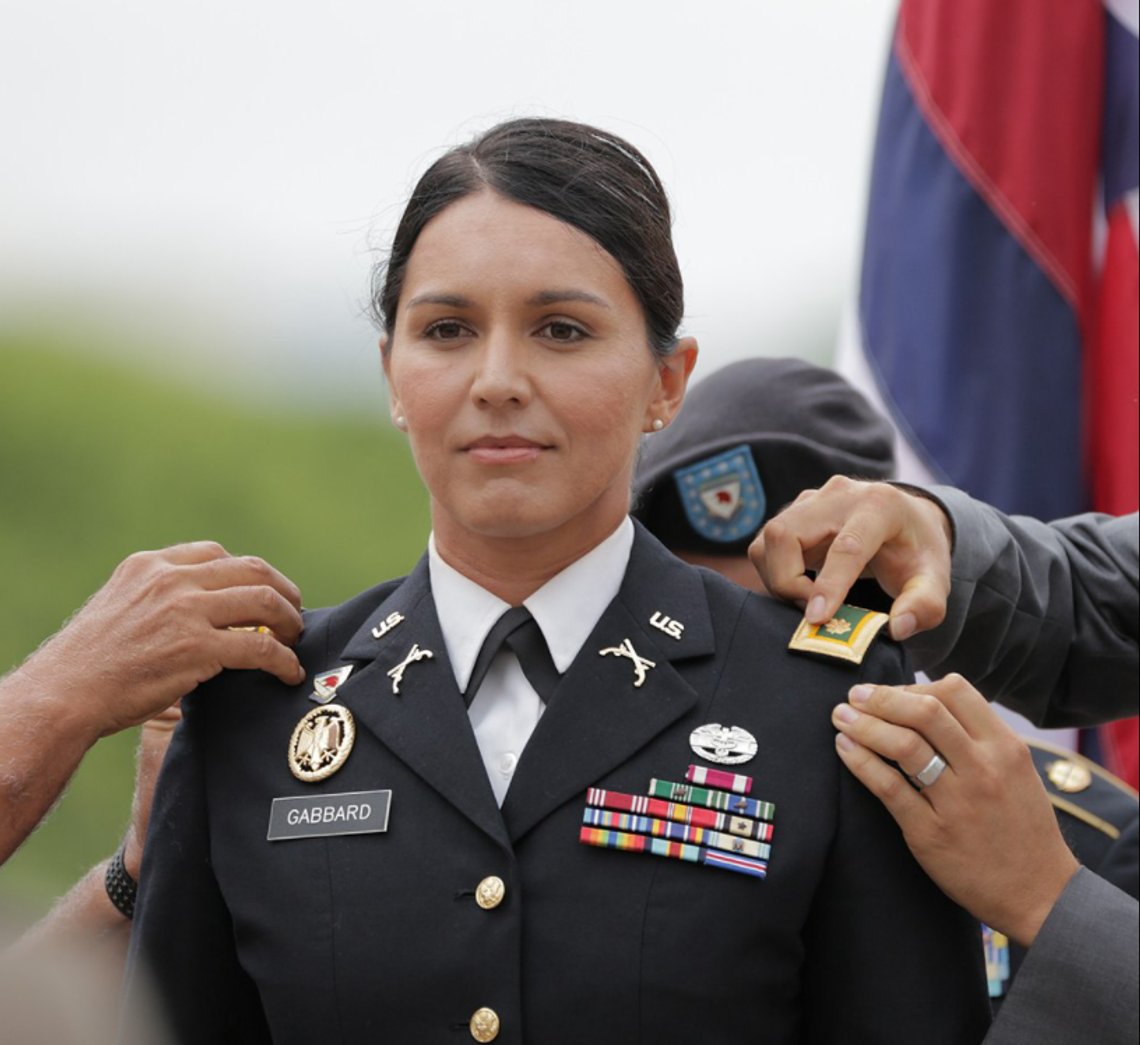 Tulsi Gabbard blir her utnevnt til major. Hun gjorde en innsats for landet sitt. Nå sier hun at vanlige folk må betale prisen for intern og ekstern undertrykkelse. Foto: Wikipedia Tulsi Gabbard blir her utnevnt til major. Hun gjorde en innsats for landet sitt. Nå sier hun at vanlige folk må betale prisen for intern og ekstern undertrykkelse. Foto: Wikipedia
