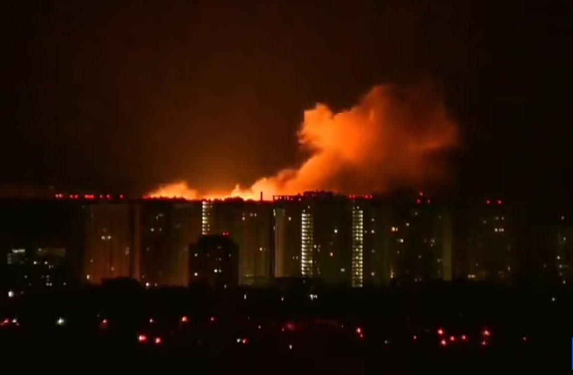 Kraftige luftangrep mot Kiev. Stridsvogner forsøker å omringe hovedstaden og nærmer seg sentrum. Men ukrainerne kjemper imot. Skjermdump video/Daily Mail Kraftige luftangrep mot Kiev. Stridsvogner forsøker å omringe hovedstaden og nærmer seg sentrum. Men ukrainerne kjemper imot. Skjermdump video/Daily Mail