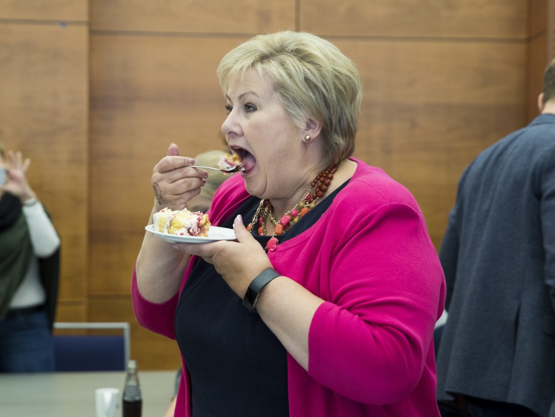 Oslo 20170912.
Statsminister Erna Solberg og Høyre feirer valgseieren med kake.
Foto: Terje Pedersen / NTB Oslo 20170912.
Statsminister Erna Solberg og Høyre feirer valgseieren med kake.
Foto: Terje Pedersen / NTB