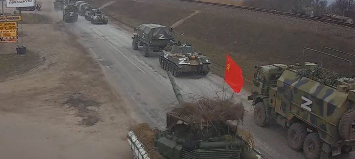 På flere sosiale medier sirkulerer nå dette bildet av en russisk stridsvogn som fører det gamle sovjetiske flagget med hammer og sigd. Skjermdump: Twitter / Telegram På flere sosiale medier sirkulerer nå dette bildet av en russisk stridsvogn som fører det gamle sovjetiske flagget med hammer og sigd. Skjermdump: Twitter / Telegram
