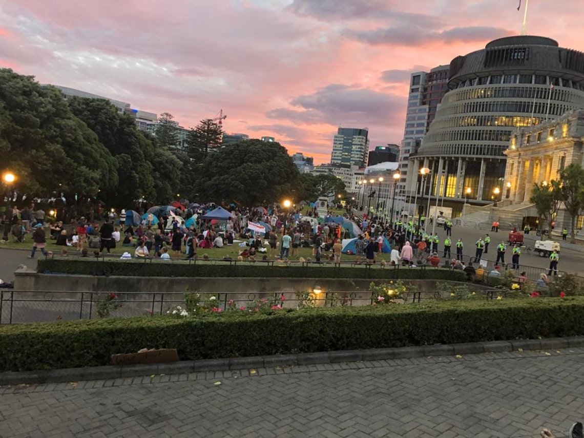Demonstrantene i Wellington, New Zeeland har ikke gitt seg. Flere kommer til, etter hvert som folk blir arrestert, som i Ottawa. Dette bildet ble tatt torsdag kveld, newzealandsk tid. Foto: Ina Nolan / Facebook Demonstrantene i Wellington, New Zeeland har ikke gitt seg. Flere kommer til, etter hvert som folk blir arrestert, som i Ottawa. Dette bildet ble tatt torsdag kveld, newzealandsk tid. Foto: Ina Nolan / Facebook