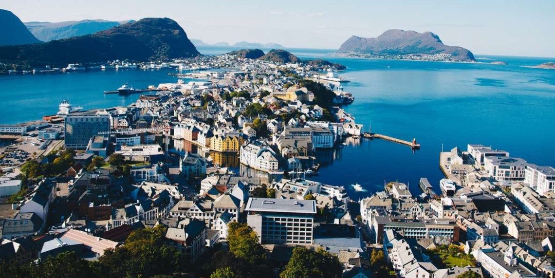 Et flertall av innbyggerne i tidligere Haram kommune vil skilles fra Ålesund kommune, viser det foreløpige resultatet av en folkeavstemning. Her et prospektortbilde av Ålesund. Skjermdump: https://www.visitnorway.no/reisemal/vestlandet/alesund-sunnmore/ Et flertall av innbyggerne i tidligere Haram kommune vil skilles fra Ålesund kommune, viser det foreløpige resultatet av en folkeavstemning. Her et prospektortbilde av Ålesund. Skjermdump: https://www.visitnorway.no/reisemal/vestlandet/alesund-sunnmore/