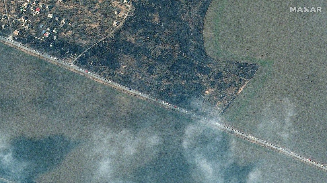 Her sees en bilkolonne på vei utav Mariupol tidligere under krigen i Ukraina. Arkivfoto: Maxar Technologies via Telegram Her sees en bilkolonne på vei utav Mariupol tidligere under krigen i Ukraina. Arkivfoto: Maxar Technologies via Telegram