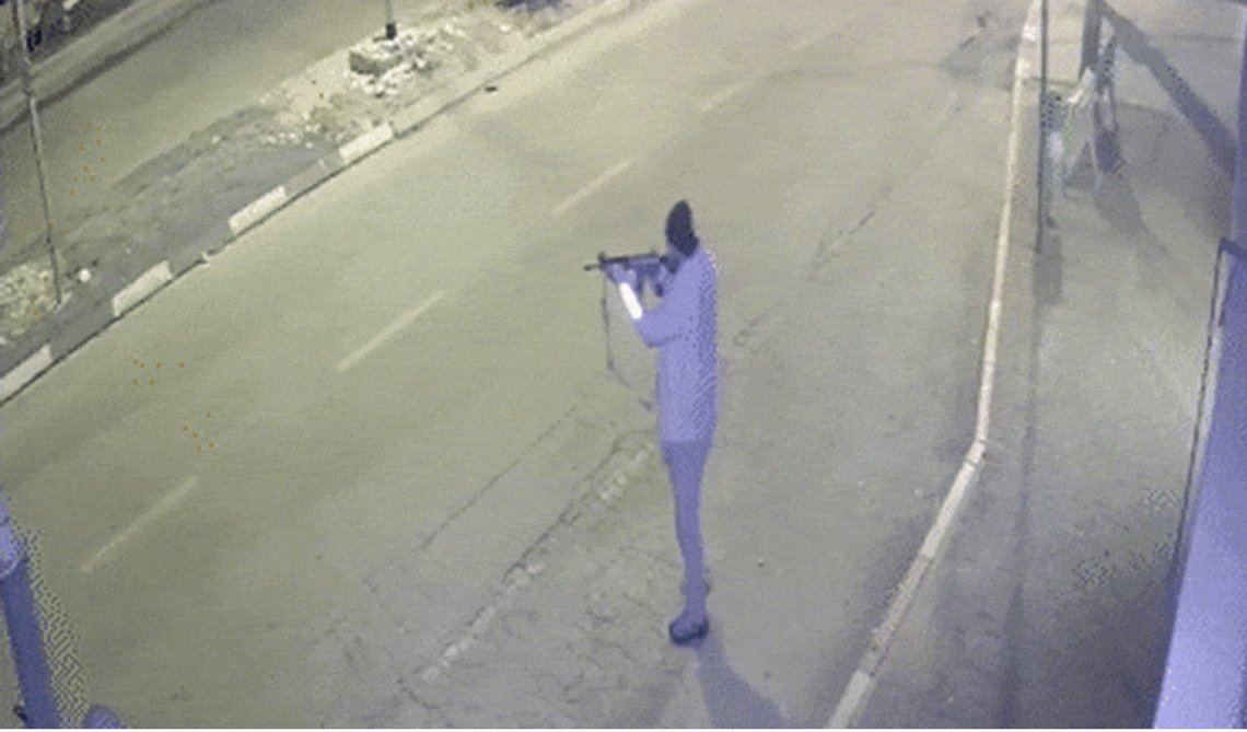 Skjermbilde fra overvåkningsvideo. Skjermbilde fra overvåkningsvideo.