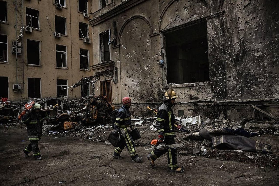 Ukrainske redningsmannskaper søker igjennom ruinene av bygget til region-administrasjonen i Kharkiv. Foto: Aris Messinis / Ukraine Now Ukrainske redningsmannskaper søker igjennom ruinene av bygget til region-administrasjonen i Kharkiv. Foto: Aris Messinis / Ukraine Now