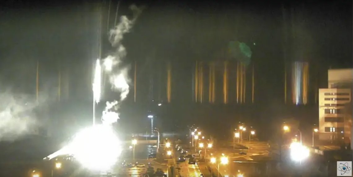 Det brenner ved kjernekraftverket Zaporizjzja. Bildet skal være fra et av kraftselskapets egne overvåkningskameraer som strømmer levende bilder. Skjermdump fra video. Det brenner ved kjernekraftverket Zaporizjzja. Bildet skal være fra et av kraftselskapets egne overvåkningskameraer som strømmer levende bilder. Skjermdump fra video.