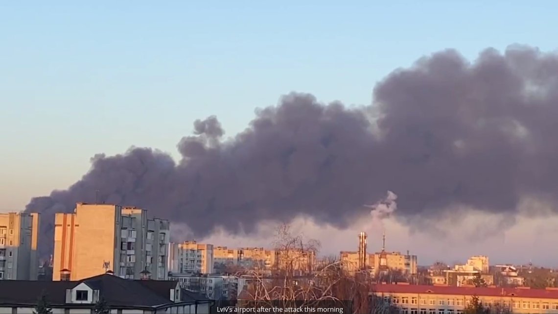 Røykskyer stiger opp fra Lviv flyplass fredag morgen. Skjermdump: Telegram Røykskyer stiger opp fra Lviv flyplass fredag morgen. Skjermdump: Telegram