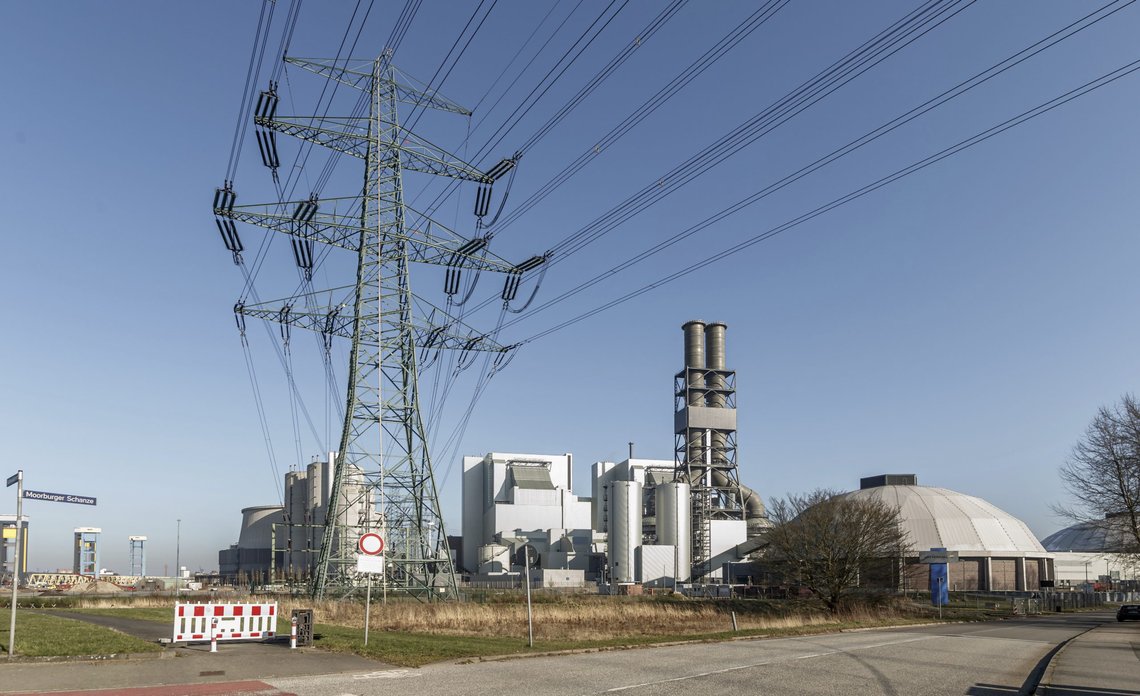 Bilde av det nedlagte Moorburg kullkraftverket i Hamburg, driftet av Vattenfall. Også her ble rivingen stoppet på grunn av energikrisen i EU. Det som skjer i hodet på klimapolitikerne og deres medier, er ikke det som skjer i virkeligheten. (Foto Markus Scholz/dpa via AP, 28/2-22) Bilde av det nedlagte Moorburg kullkraftverket i Hamburg, driftet av Vattenfall. Også her ble rivingen stoppet på grunn av energikrisen i EU. Det som skjer i hodet på klimapolitikerne og deres medier, er ikke det som skjer i virkeligheten. (Foto Markus Scholz/dpa via AP, 28/2-22)