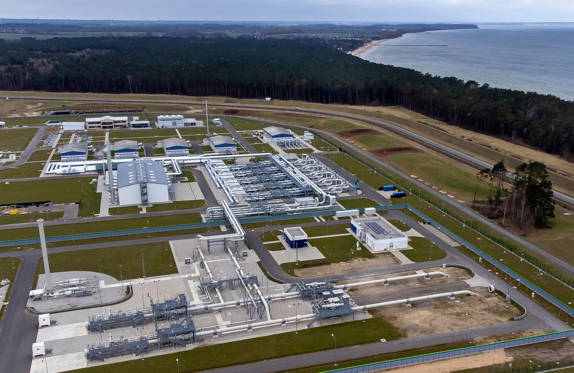 Nord Stream 2-gassrørledningen går fra Russland, under Østersjøen, til Tyskland. Den er ferdigbygget, men ikke tatt i bruk. Bildet viser et ubrukt anlegg tilknyttet rørledningen på land i Lubmin nordøst i Tyskland. Arkivfoto: Michael Sohn / AP / NTB Nord Stream 2-gassrørledningen går fra Russland, under Østersjøen, til Tyskland. Den er ferdigbygget, men ikke tatt i bruk. Bildet viser et ubrukt anlegg tilknyttet rørledningen på land i Lubmin nordøst i Tyskland. Arkivfoto: Michael Sohn / AP / NTB