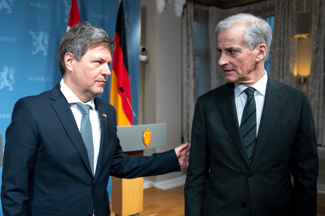 Tysklands klima- og økonomiminister Robert Habeck bør lese Riksrevisjonens kritiske rapport med interesse. Habeck har også vært i Norge nylig. Her med statsminister Jonas Gahr Støre. Foto: Torstein Bøe / NTB Tysklands klima- og økonomiminister Robert Habeck bør lese Riksrevisjonens kritiske rapport med interesse. Habeck har også vært i Norge nylig. Her med statsminister Jonas Gahr Støre. Foto: Torstein Bøe / NTB