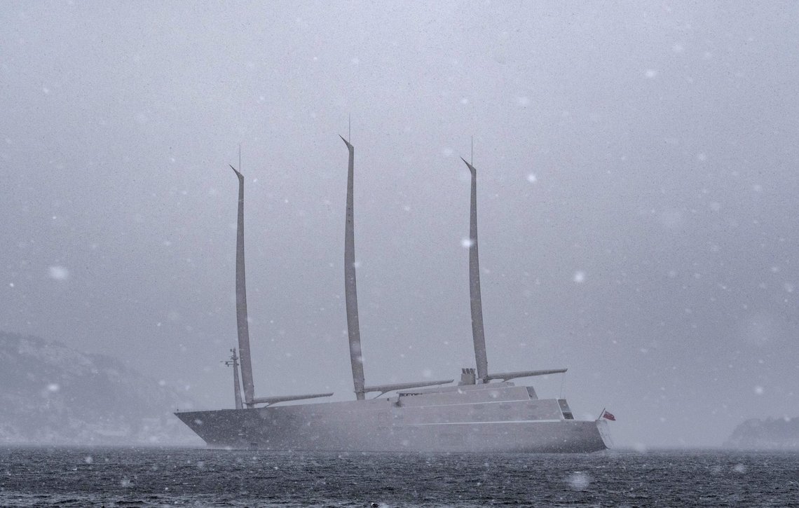 Kristiansand 20170207.
Dagens bilde fra NTB.
Den russiske milliardæren Andrej Melnichenko har seilyachten sin på prøvetur. Tirsdag var den innom Kristiansand i snøværet. Sailing Yacht A er 468 fot og forlot nettopp verftet i Kiel i Tyskland
Foto: Tor Erik Schrøder / NTB Kristiansand 20170207.
Dagens bilde fra NTB.
Den russiske milliardæren Andrej Melnichenko har seilyachten sin på prøvetur. Tirsdag var den innom Kristiansand i snøværet. Sailing Yacht A er 468 fot og forlot nettopp verftet i Kiel i Tyskland
Foto: Tor Erik Schrøder / NTB