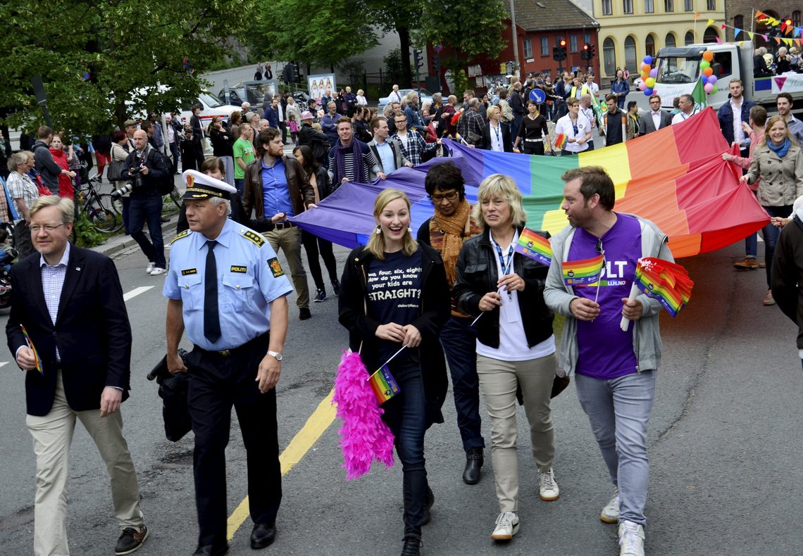 Oslo 20120630.
Statsråd Inga Marte Thorkildsen gikk i front av homoparaden som gikk gjennom sentrumsgatene i Oslo lørdag ettermiddag. Hun delte æren med bl.a. Torger Ødegaard, byråd for kunnskap og utdanning (tv) og stasjonssjef ved Sentrum politistasjon, Bjørn Åge Hansen (nr 2 fra v.), Bård Nylund, Landsforeningen for lesbiske, homofile og transpersoner (th) og Helle Christin Nyhuus, styreleder i Skeive Dager (nr 2 fra h.)
Foto: Per Løchen / NTB Oslo 20120630.
Statsråd Inga Marte Thorkildsen gikk i front av homoparaden som gikk gjennom sentrumsgatene i Oslo lørdag ettermiddag. Hun delte æren med bl.a. Torger Ødegaard, byråd for kunnskap og utdanning (tv) og stasjonssjef ved Sentrum politistasjon, Bjørn Åge Hansen (nr 2 fra v.), Bård Nylund, Landsforeningen for lesbiske, homofile og transpersoner (th) og Helle Christin Nyhuus, styreleder i Skeive Dager (nr 2 fra h.)
Foto: Per Løchen / NTB