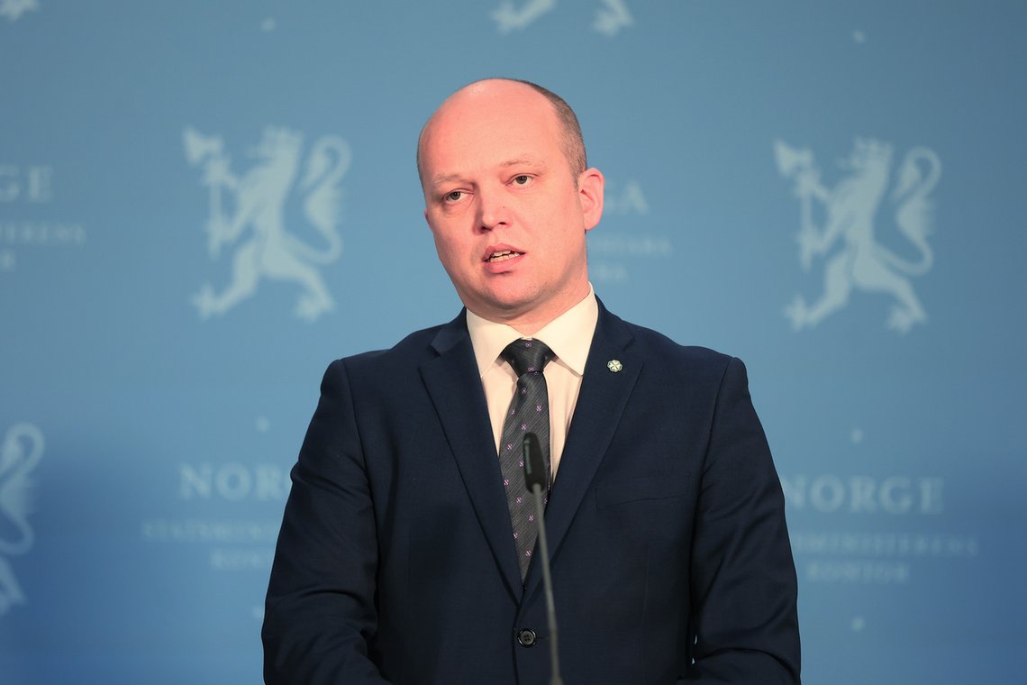 Trygve Slagsvold Vedum (Sp) sa før valget at han ikke kunne sitte i en regjering som sørget for bensinpriser over 20 kroner. Hva tenker han nå?
Foto: Beate Oma Dahle / NTB Trygve Slagsvold Vedum (Sp) sa før valget at han ikke kunne sitte i en regjering som sørget for bensinpriser over 20 kroner. Hva tenker han nå?
Foto: Beate Oma Dahle / NTB
