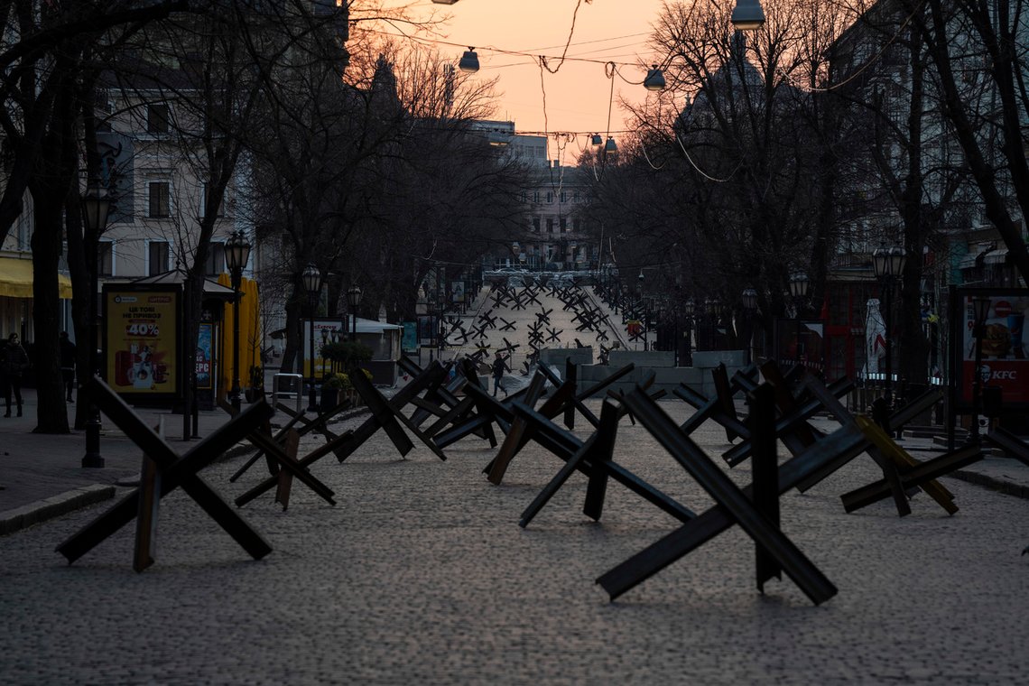 Barrikader er satt opp i havnebyen Odesa, som forbereder seg på et angrep fra både sjø og land. Men først må russerne klare å erobre den strategisk viktige byen Mykolaiv. Foto: Petros Giannakouris / AP / NTB Barrikader er satt opp i havnebyen Odesa, som forbereder seg på et angrep fra både sjø og land. Men først må russerne klare å erobre den strategisk viktige byen Mykolaiv. Foto: Petros Giannakouris / AP / NTB
