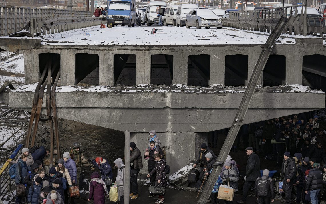 Ukraina og Russland skal ha blitt enige om å opprette ti humanitære korridorer for å evakuere sivile mandag. Her fra evakueringen av Irpin 8. mars. Foto: Vadim Ghirda / AP / NTB Ukraina og Russland skal ha blitt enige om å opprette ti humanitære korridorer for å evakuere sivile mandag. Her fra evakueringen av Irpin 8. mars. Foto: Vadim Ghirda / AP / NTB