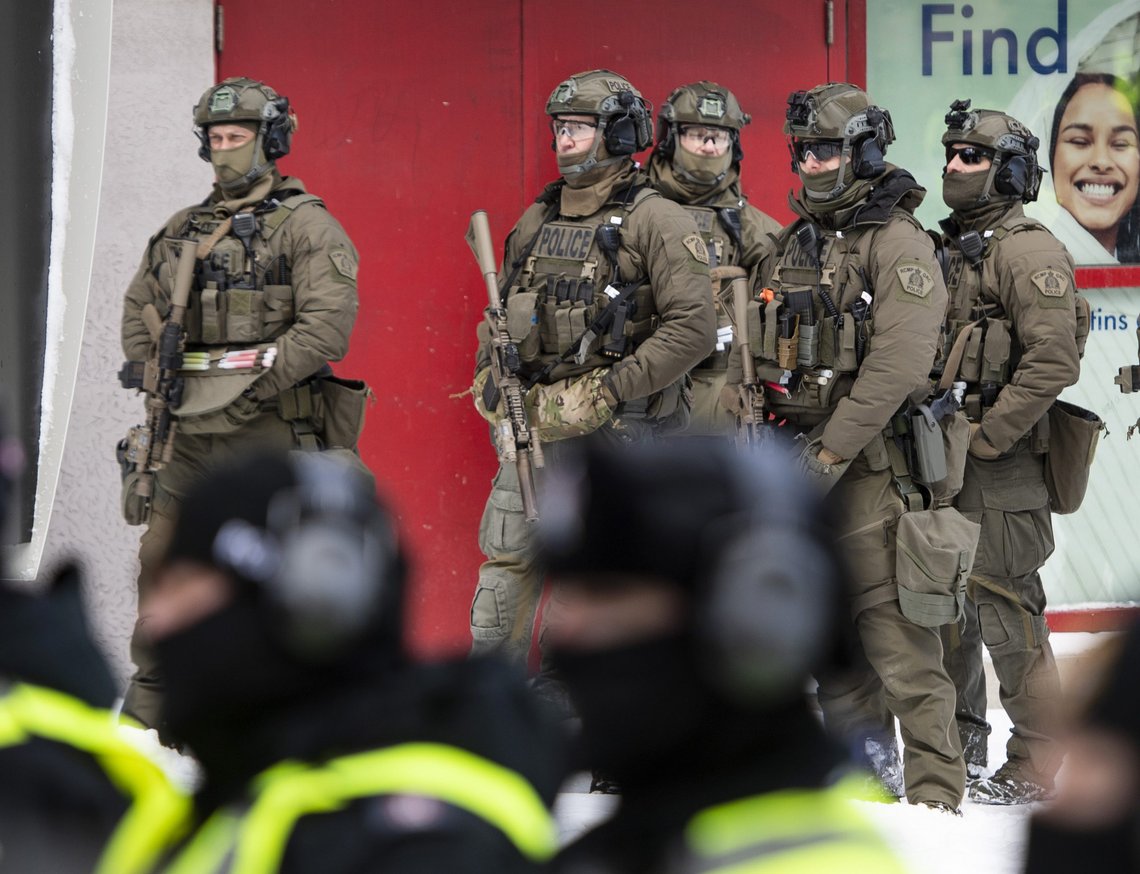 Canadisk politi satte inn militærlignende styrker for å slå ned lastebilprotesten Freedom Convoy. Foto: Justin Tang/The Canadian Press via AP/NTB Canadisk politi satte inn militærlignende styrker for å slå ned lastebilprotesten Freedom Convoy. Foto: Justin Tang/The Canadian Press via AP/NTB