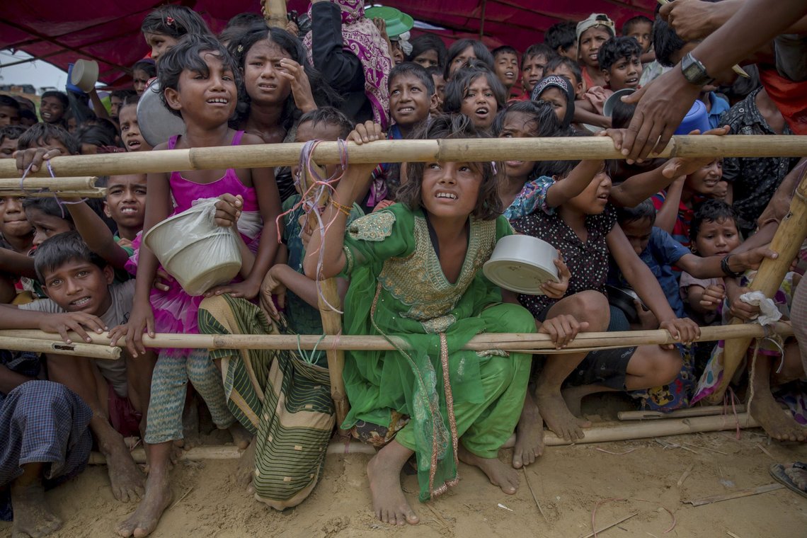 Rohingya-flyktninger fra Myanmar venter på matutdeling i en flyktningleir i Bangladesh. Foto: AP / NTB Rohingya-flyktninger fra Myanmar venter på matutdeling i en flyktningleir i Bangladesh. Foto: AP / NTB
